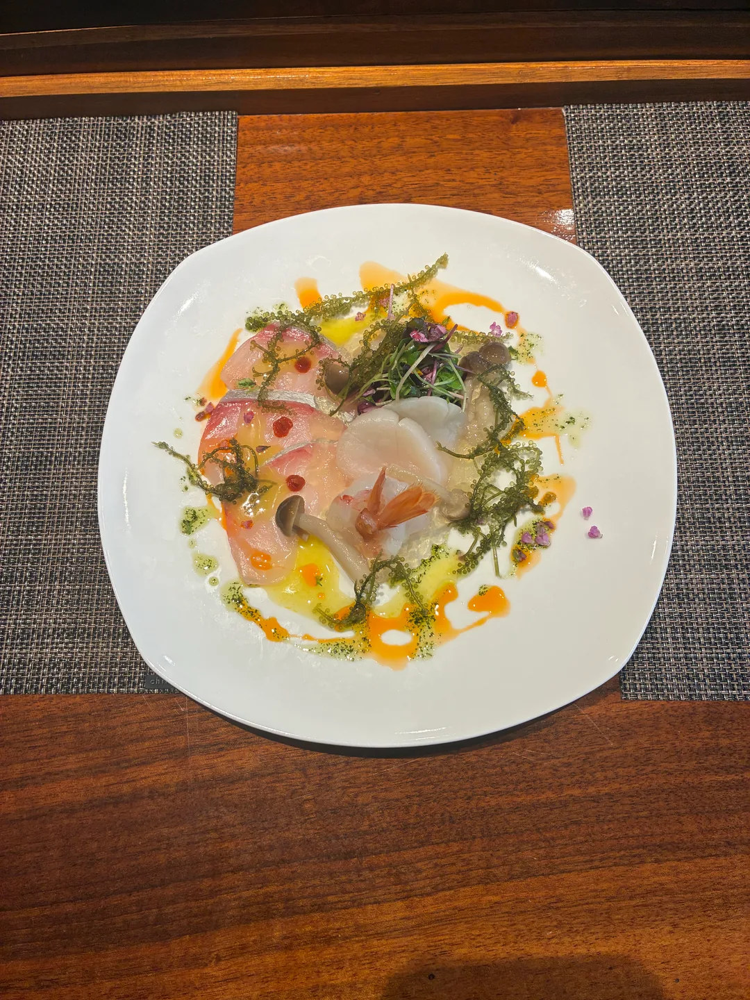 Sushi of Gari:海ぶどうと色鮮やかな付け合わせを添えた沖縄カルパッチョ