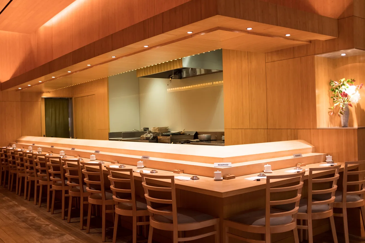 Sushi Yasudaの木製の寿司カウンターと店内