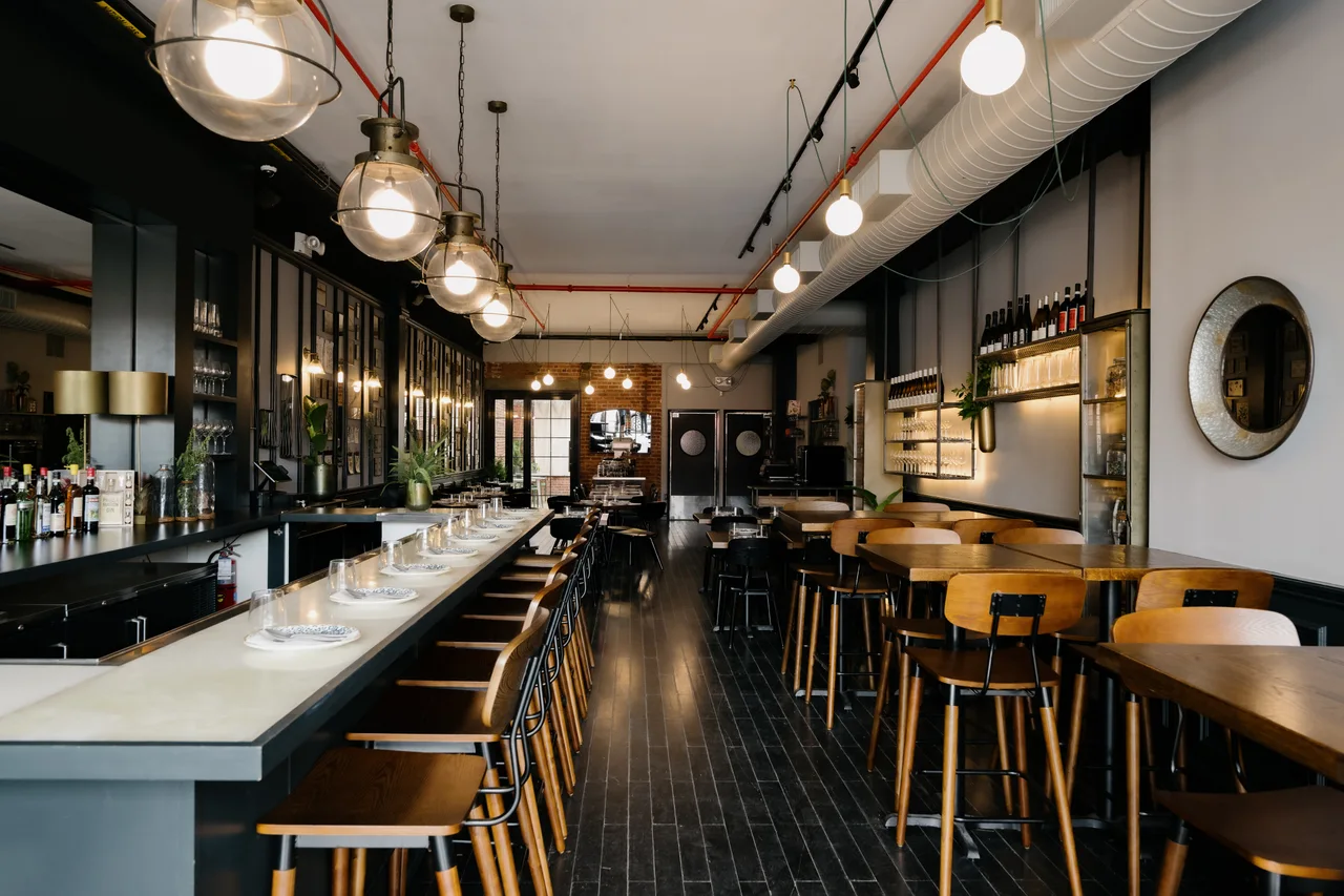 KRU Brooklynのバーカウンターと店内