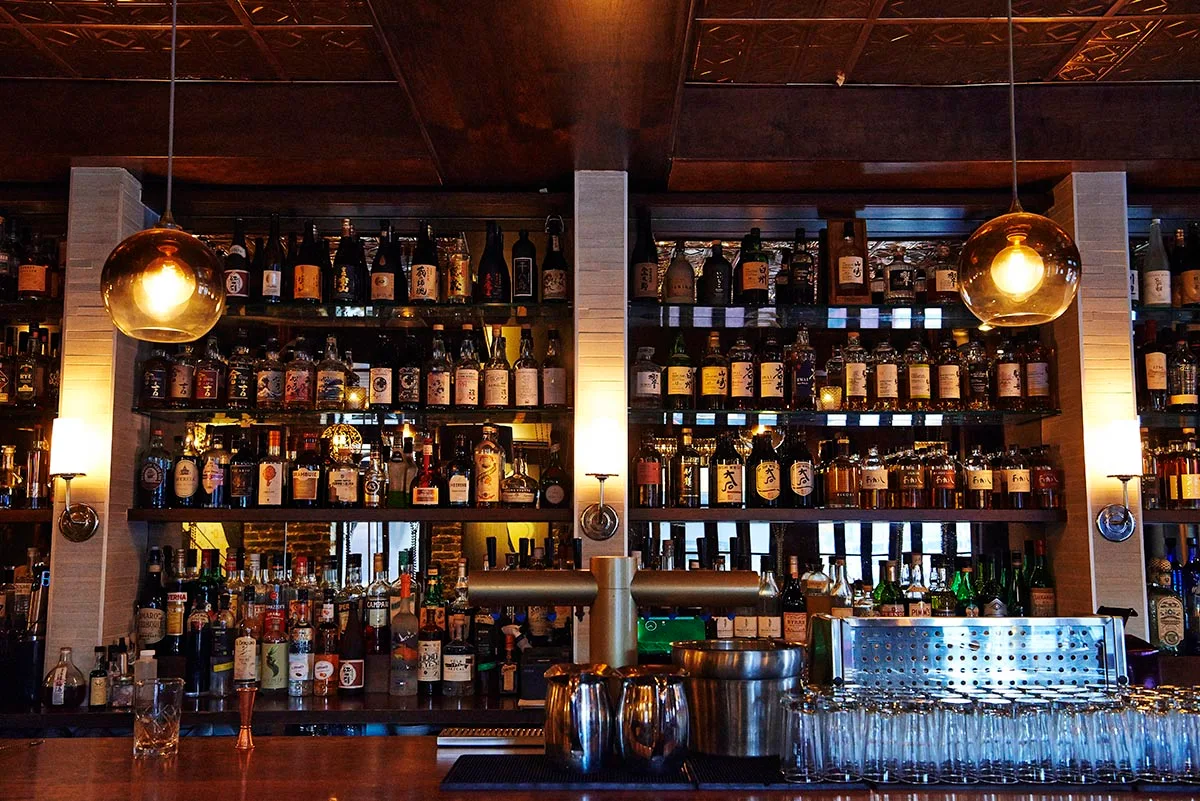 Bar MOGAのバーカウンターとボトル棚