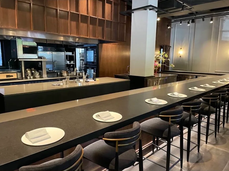 Restaurant Yuuのオープンキッチンとカウンター席